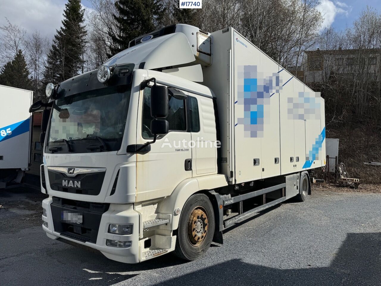 MAN TGM 18.340 4x2 box truck w/ Factory new engine. Full side openin camión frigorífico